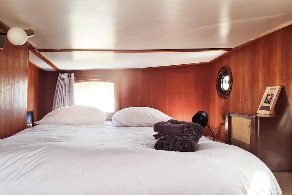Charming captain's cabin on the historic ship De Hoop in Amsterdam Oost, Costa Holandesa