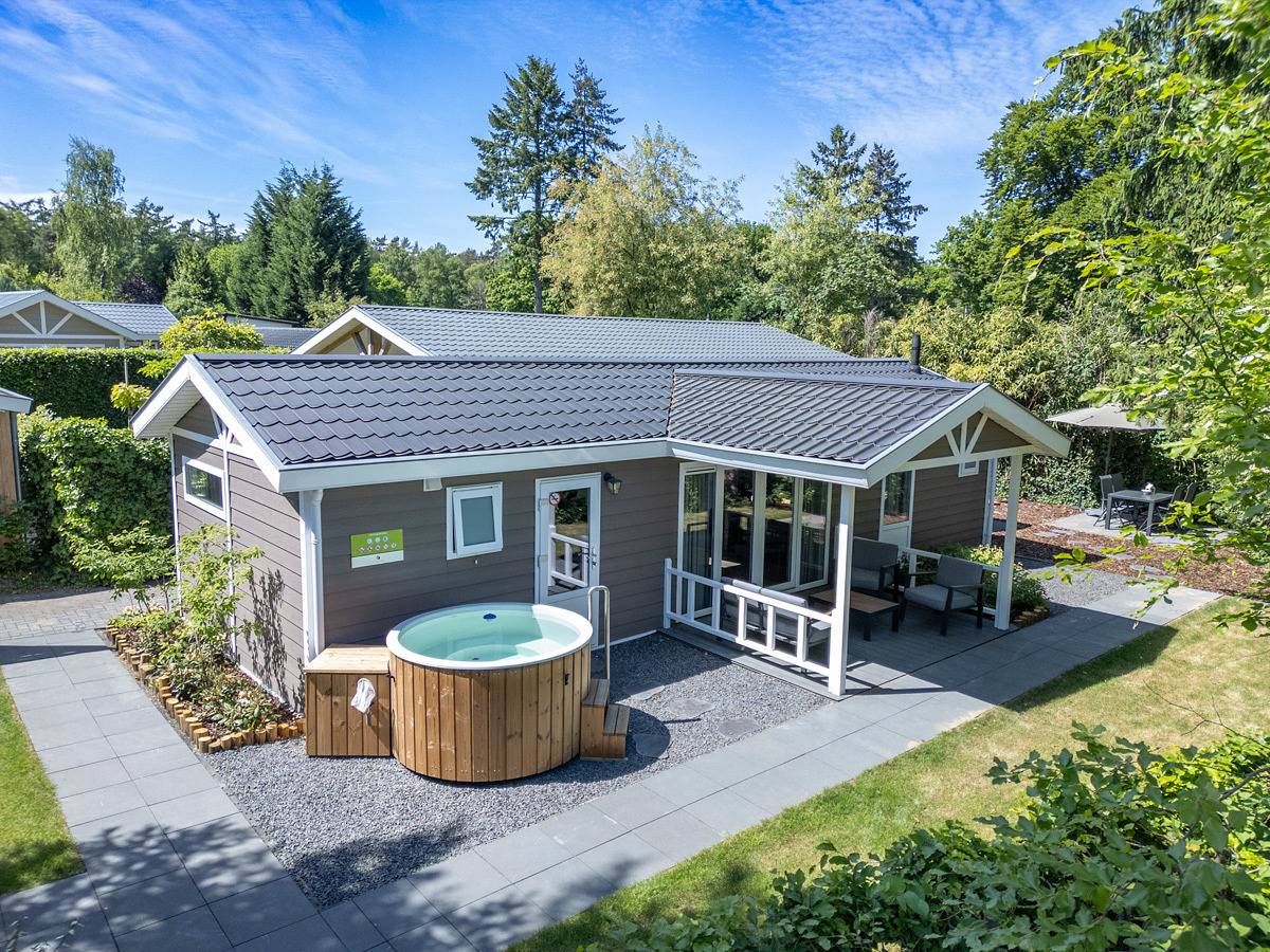 Vakantiepark De Thijmse Berg — Wellness Cottage met hottub en sauna | 4 personen in Rhenen, Provincie Utrecht