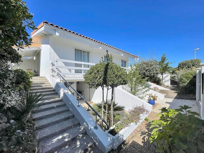 Location de vacances pour 10 personnes, avec Terrasse ainsi que Jardin et Vue à Hourtin