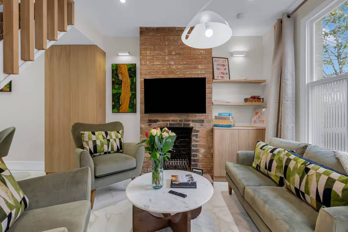 Think Positive House at Canterbury - Pass the Keys in Kent