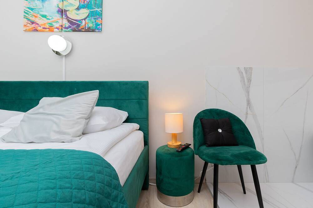 Deluxe house 5 miles to an Old Town with double walk-in shower and Victorian tub in Dreistadt