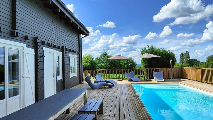 Location de vacances pour 12 personnes, avec vue et jardin ainsi que piscine et balcon à Saint-Étienne-de-Villeréal