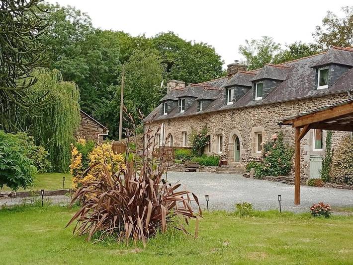 Chambre d’hôte pour 2 personnes, avec Terrasse et Jardin ainsi que Piscine et Vue à Locarn
