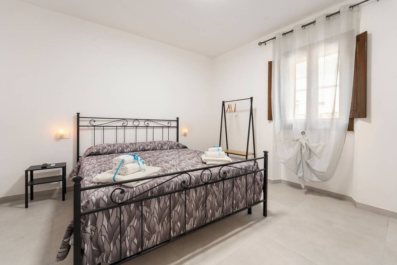 Villa Giovia: double room 1 in Guspini, Campidano di Terralba