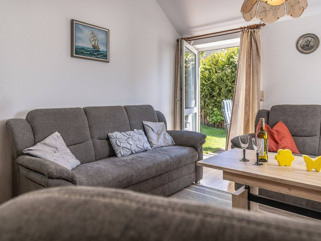 Ganze Ferienwohnung, Ferienwohnung 50063 - Erholsam und wohnlich: Die gemütliche Erdgeschoss-Wohnung bietet alles, was 4 bis 5 Personen für ein paar entspannte Tage brauchen. Durch die Strandnähe -nur ca. 300m- steht einem abendlichen Spaziergang am Wasser nichts mehr im Wege. in Carolinensiel-Harlesiel, Wittmund