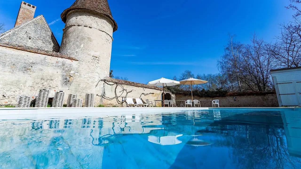 Château pour 9 personnes avec jardin in Le Veurdre, Allier