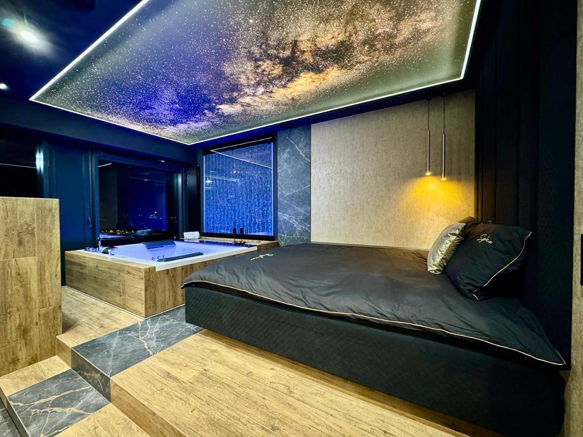 Deluxe One-Bedroom Apartment with City View in Katowice, Śląsk