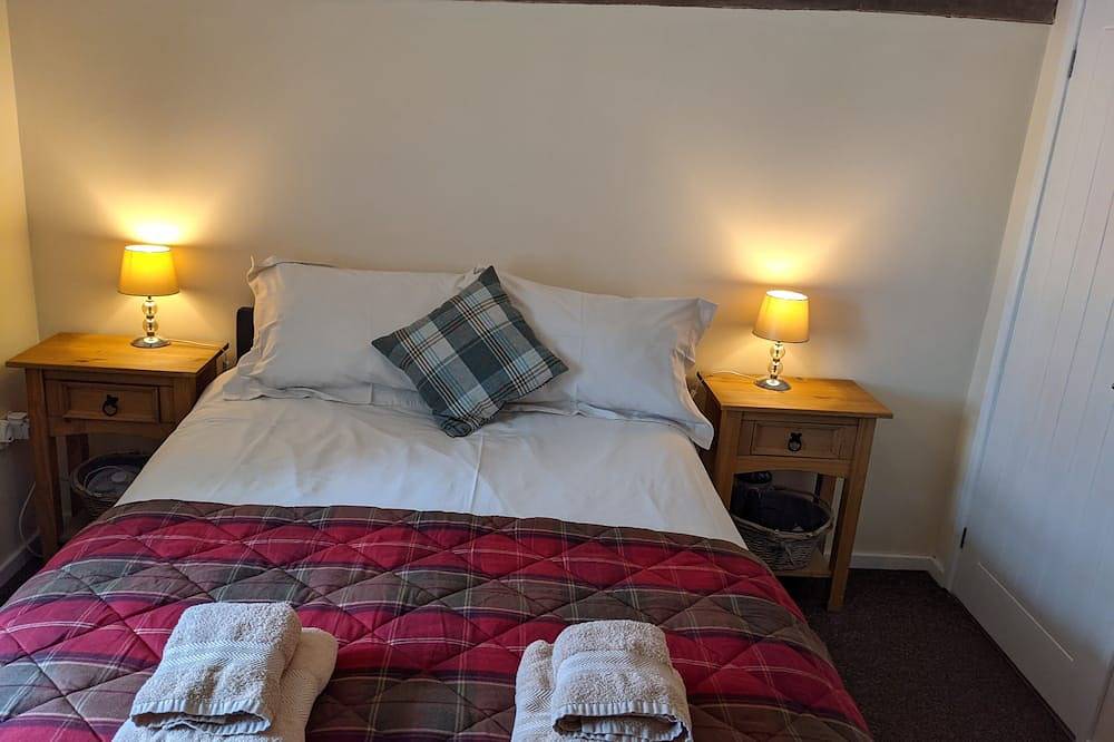 Traditional Cottage with hot tub and log burner in Llandrillo, Snowdonia