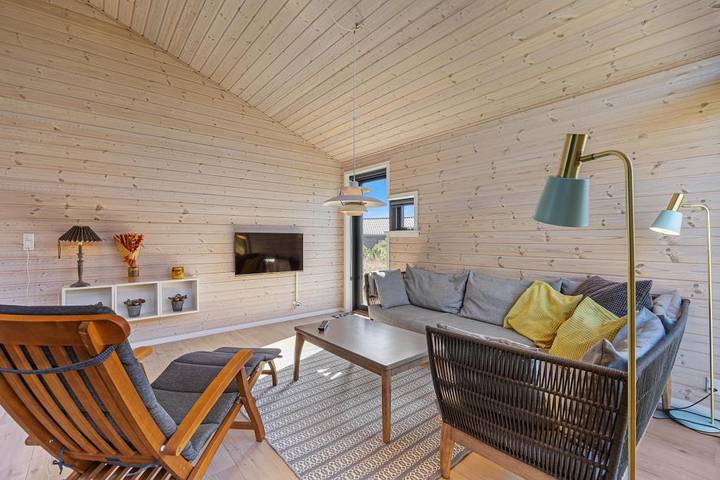 Schönes und strandnahes Ferienhaus mit überdachter Terrasse in Skodbjerge, Haurvig