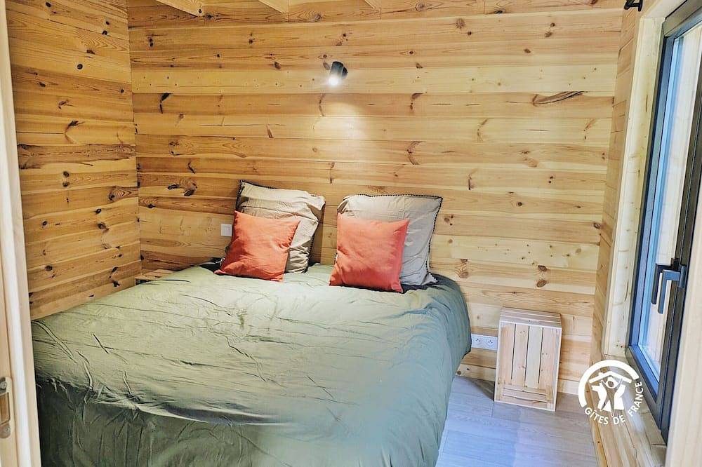 Chalet confortable 4 pers., terrasse, 2 chambres au camping de Coupeau in Saint-Berthevin, Mayenne