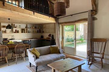 Gîte pour 4 personnes, avec terrasse ainsi que jardin et piscine à Hautefort