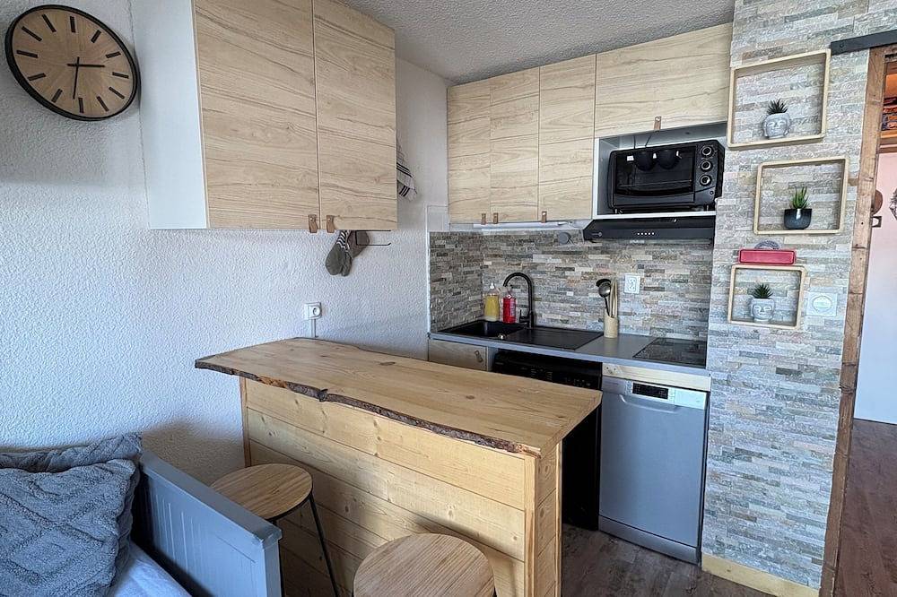 Entire apartment, Cosy mountain apartment at the foot of the slopes for 4 people + 1 baby in Le Praz de Lys, Taninges