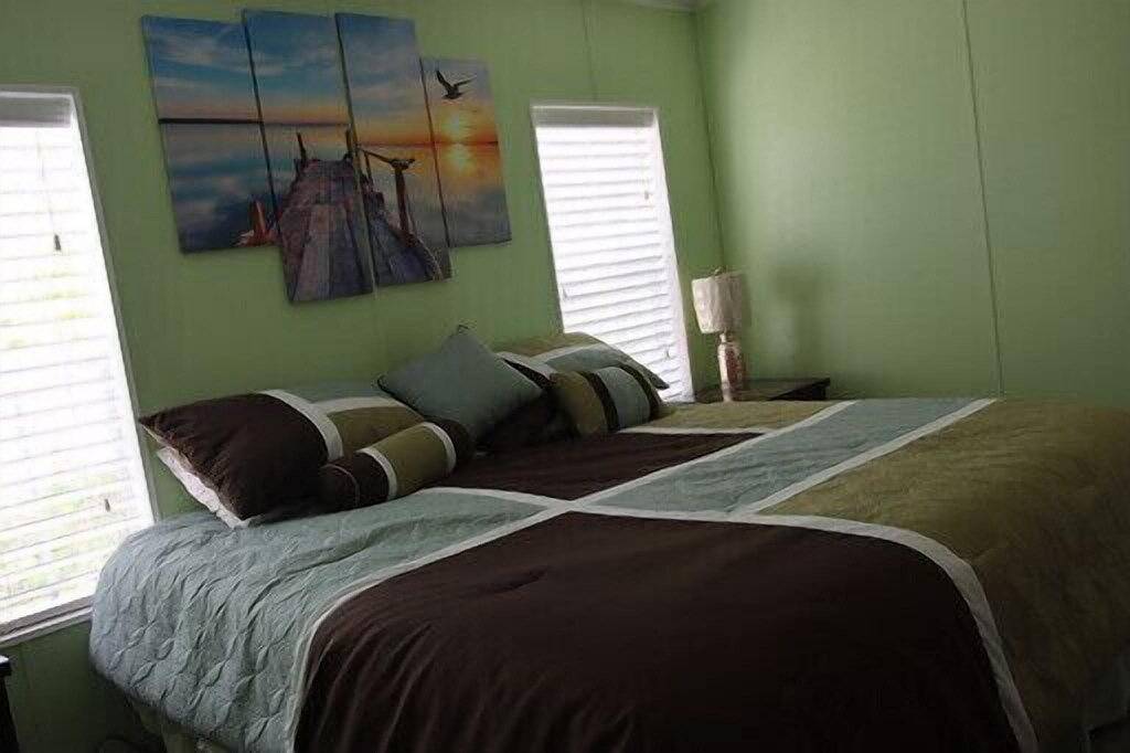 Redneck Riviera ,fishing relaxing paradise On canal , very close to locks in Lake Okeechobee