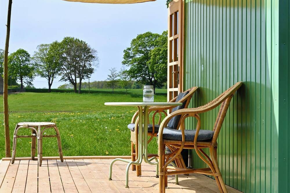 Bienen-Wagen mit Kamin & Sauna\nganzjährig nutzbar im Naturgarten in Dargun, Mecklenburgische Seenplatte