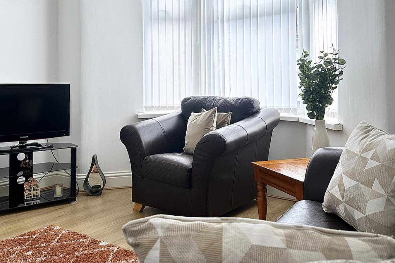 3 Bedroom House Sleeps 6 with Garden in Liverpool, Merseyside