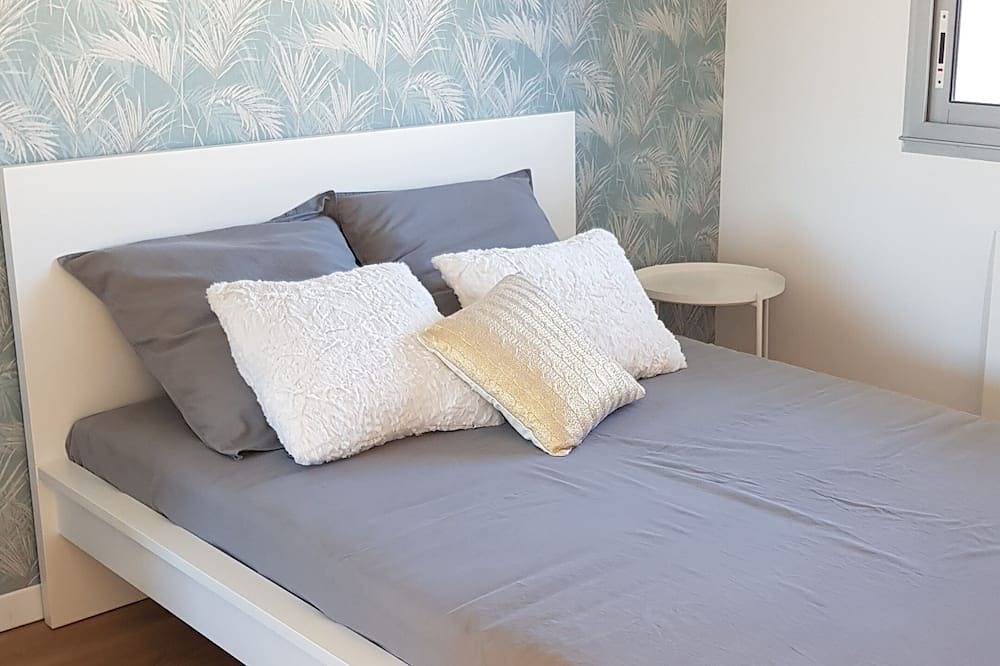 Entire apartment, Apartment facing the sea, the beach 30 meters away! in Binic, Côte de Goëlo