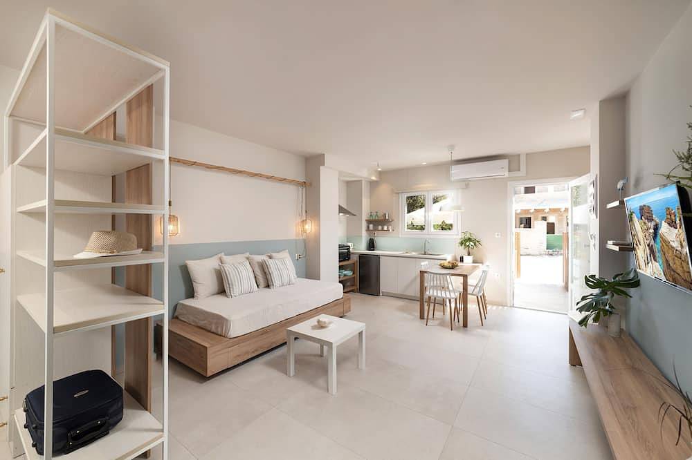 Studio appartment with patio by the coast in Stalida, Iraklio-Heraklion und Umgebung
