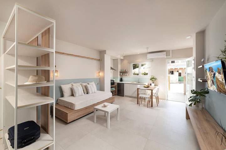 Studio appartment with patio by the coast in Stalida, Iraklio-Heraklion und Umgebung