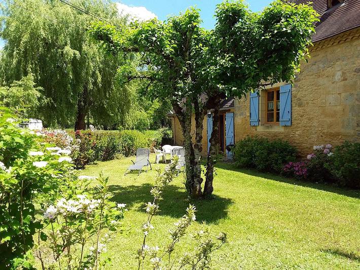 Gîte pour 4 personnes, avec terrasse ainsi que jardin et piscine