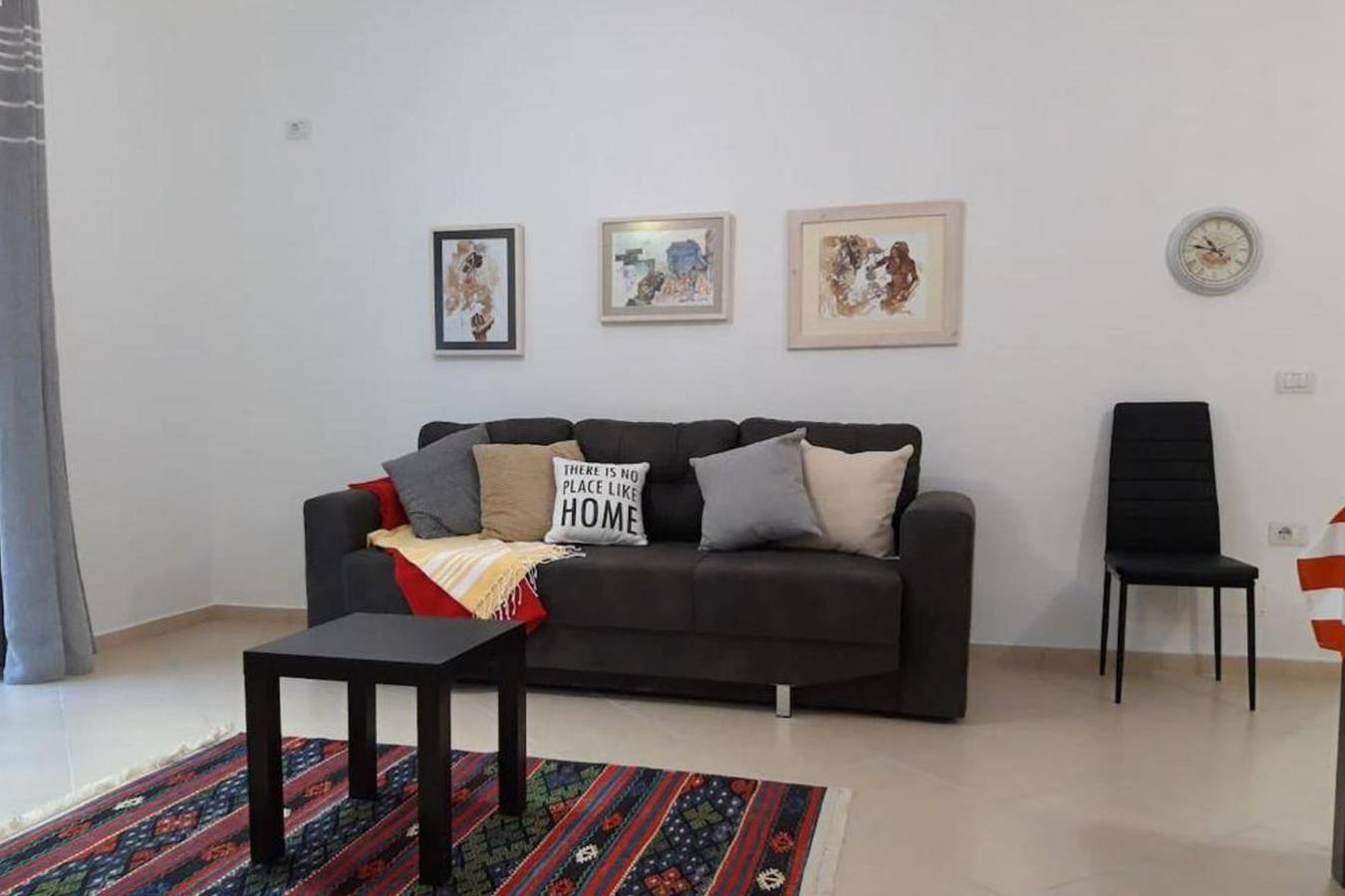 Apartamento vacacional entero, 2 Bed Apt Sleeps 6  -Balcony - 5-Mins from seaside in Vlorë (Ciudad), Vlorë