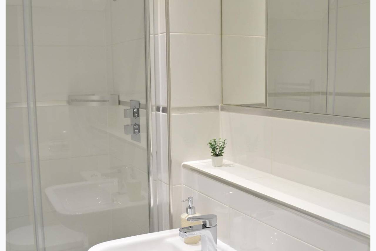 Entire holiday apartment, The Residence, 3-Bed Apt, Sleeps 6 with Parking in Lancaster, Lancashire