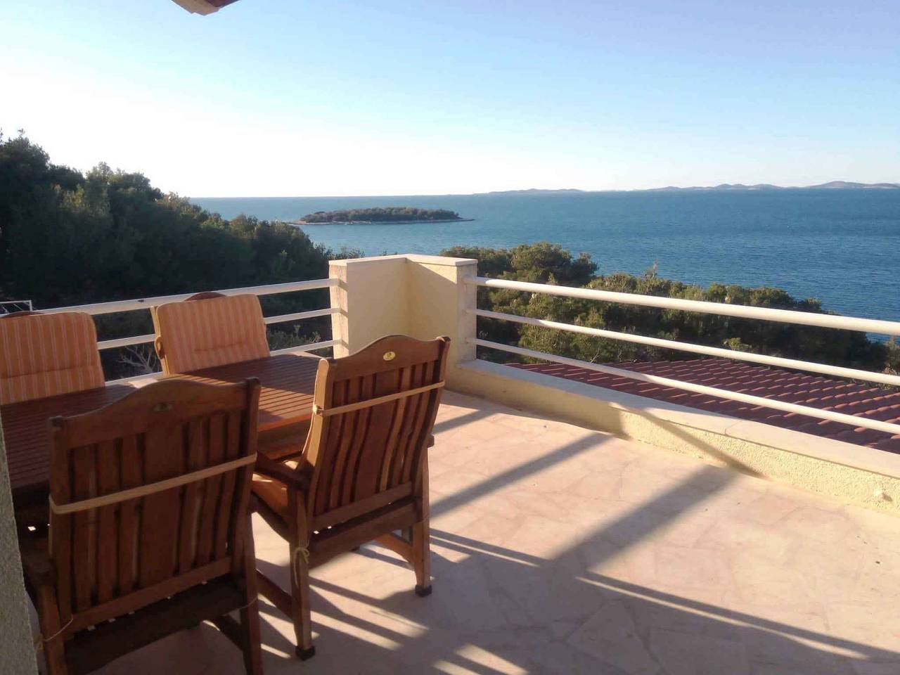 Hel ferieleilighet, Holiday apartment with terrace and sea view in Primosten, Šibenik-Knin