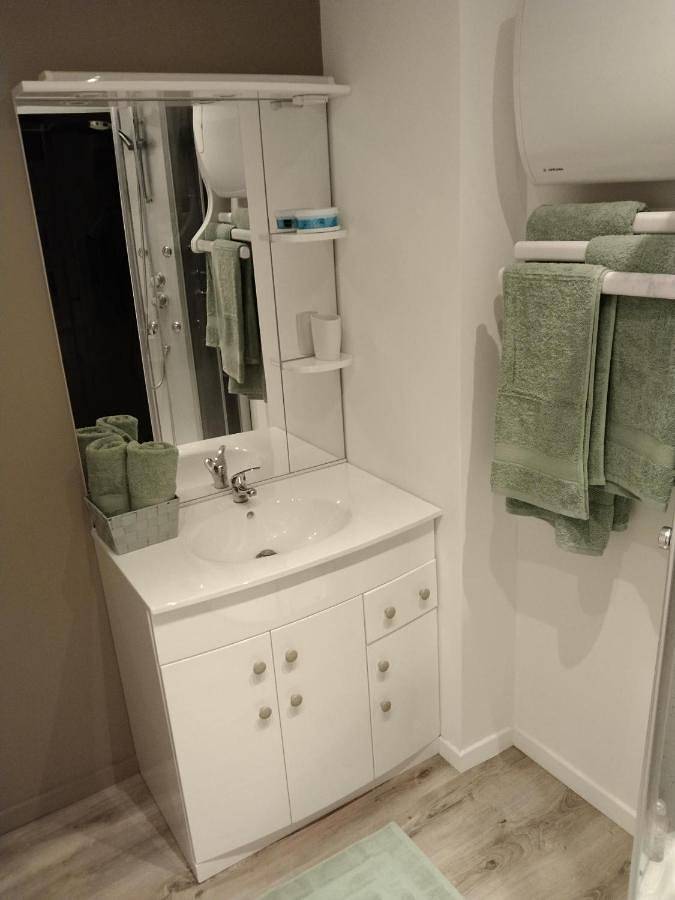 Double Room with Private Bathroom in Fayence, Région de Draguignan