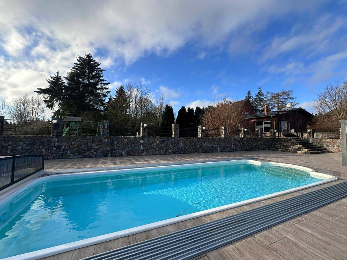 Ferienhaus Mila - Pool, Sauna, Whirlwanne, 5000qm Privatgelände mit Bolzplatz in Laage, Mecklenburgische Seenplatte