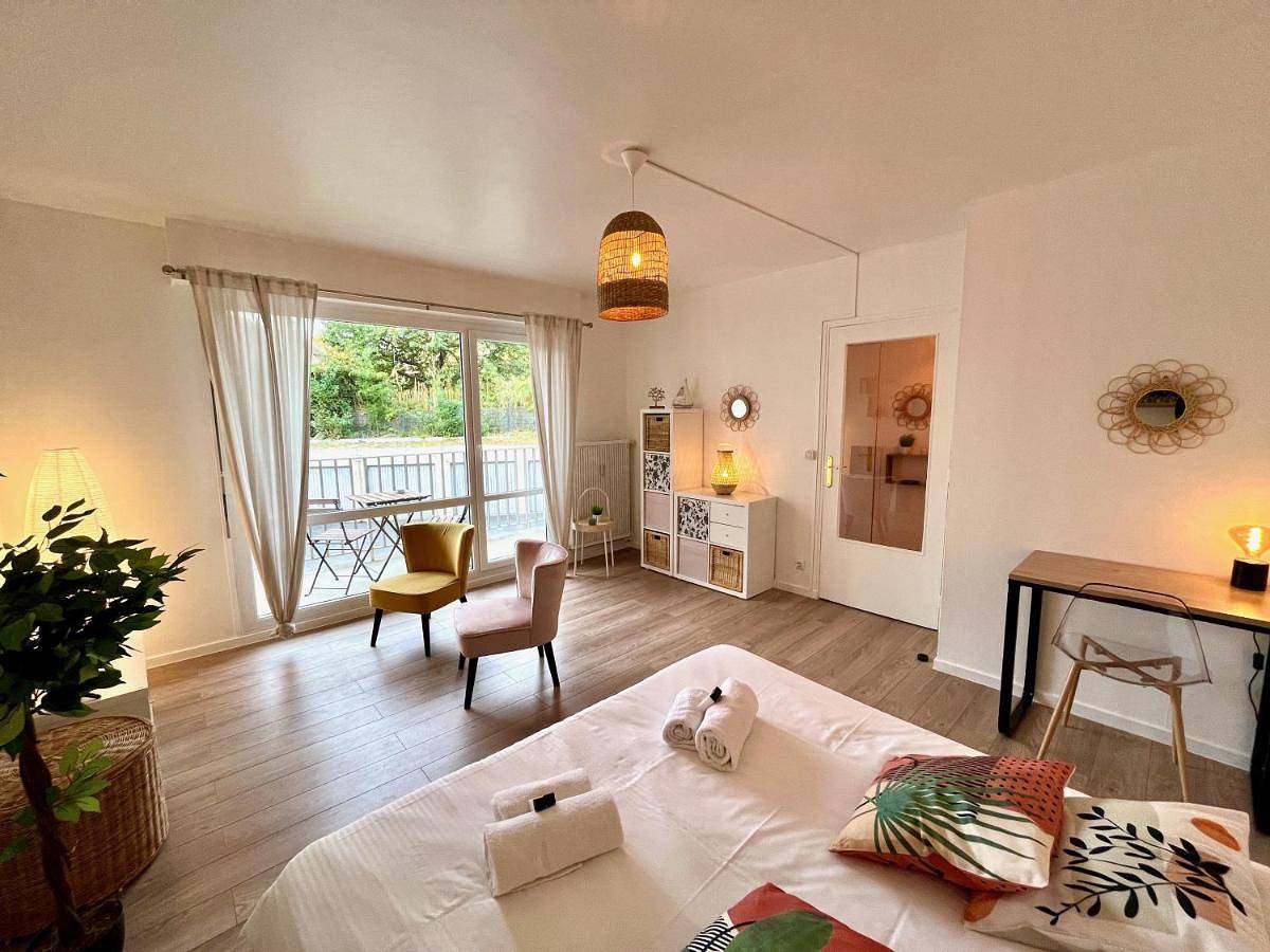 Appartement entier, Studio with Balcony in Caen, Région de Caen