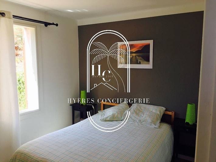 Gîte pour 8 personnes, avec terrasse ainsi que jardin et piscine, adapté aux familles dans Plage Font Brun Carqueiranne - 3