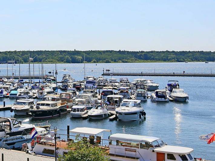 Ferienwohnung für 2 Personen, mit Garten und Seeblick, kinderfreundlich in Waren (Müritz)
