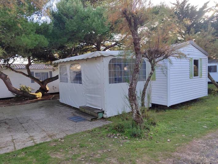 Camping pour 6 personnes, avec terrasse ainsi que jardin et piscine