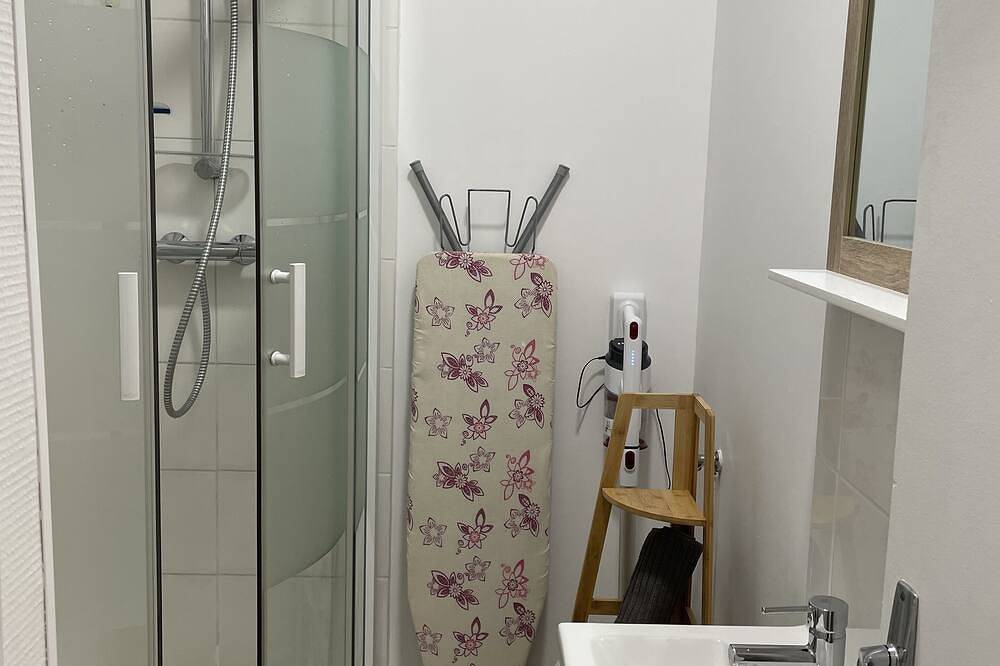 Appartement entier, Studio meublé tout confort au Rdc et proche des thermes (N°36) in Rochefort, Région de Rochefort
