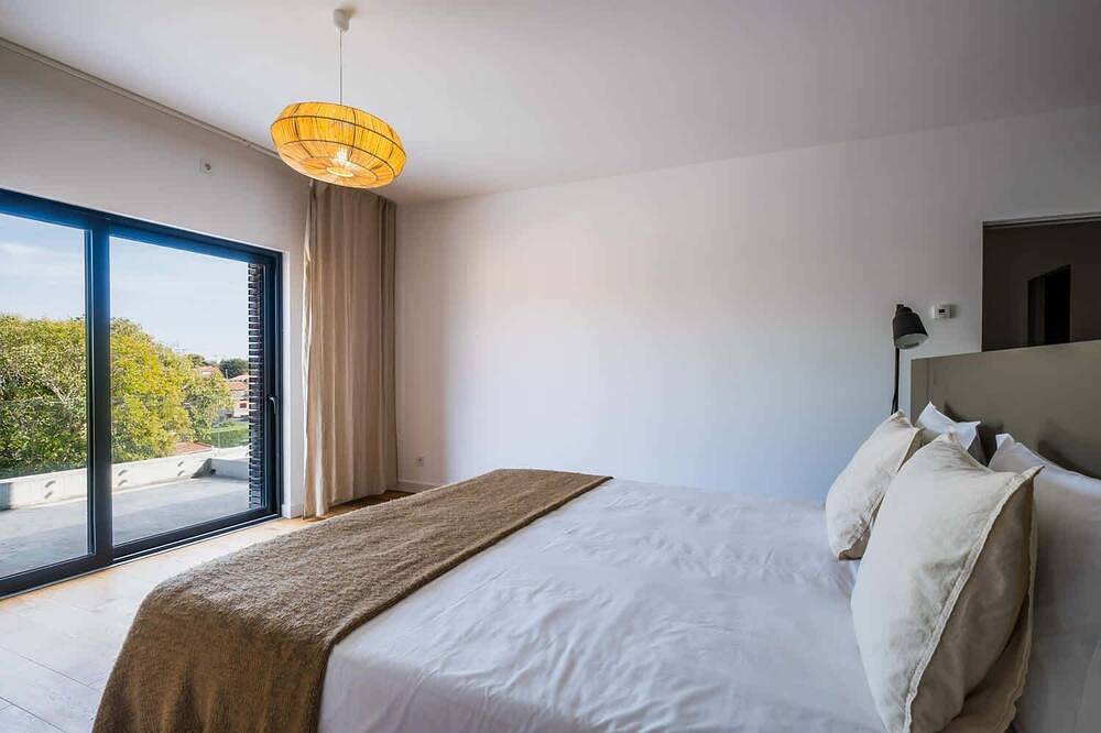 Casa Luminosa by Portugal Portfolio in Aldeia de Juzo, Cascais e Estoril