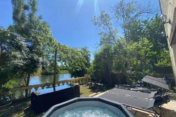 Location de vacances pour 8 personnes, avec sauna ainsi que jacuzzi et jardin dans Les Roches-l'Évêque