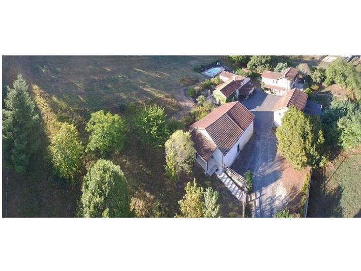 Location de vacances pour 4 personnes, avec Terrasse et Jardin ainsi que Piscine et Vue à Boulazac