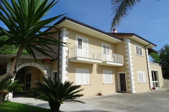 Casa vacanza per 4 persone, con giardino e terrazza, con animali domestici in Nocera Terinese