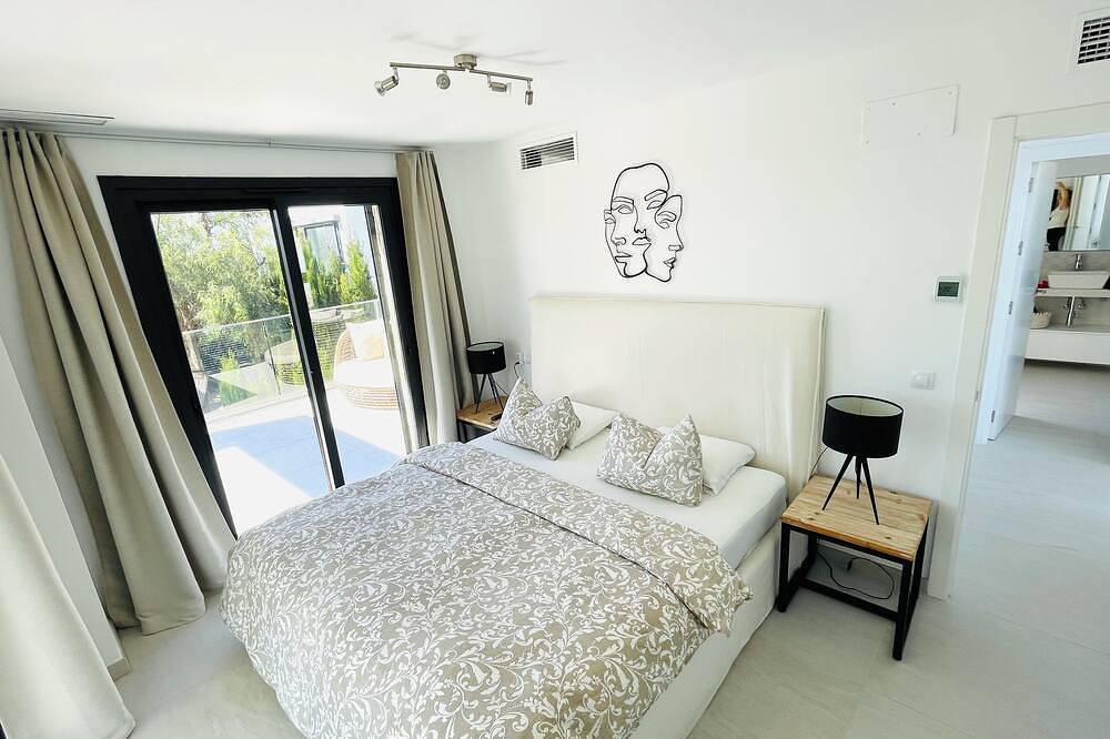 Villa de diseño frente al mar en estilo Bauhaus, piscina, internet de alta velocidad, aire acondicionado / calefacción in Cala Murada, Manacor