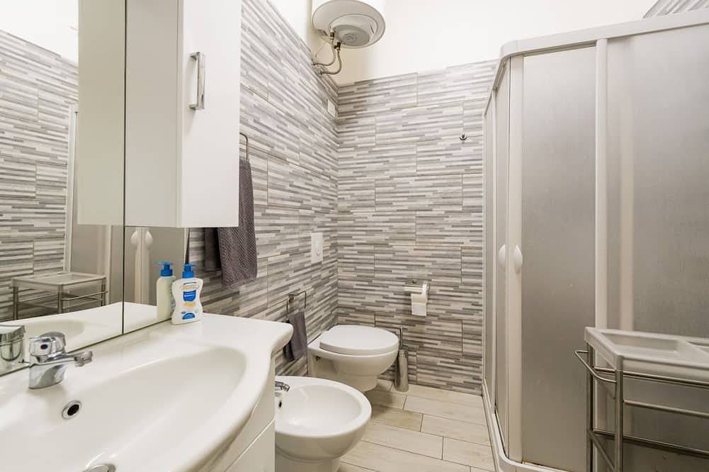 Ganze Wohnung, Guesthost - Charming 64 sqm apartment, ideal for three people, located on the mezzanine floor of a building without a lift.The property is located in a privileged position, close to Piazza della Rinascita, the hub of city life in Pescara, and a stone's t in Pescara, Adriaküste Abruzzen