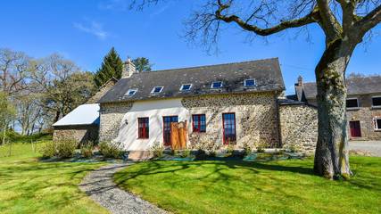 Gîte pour 4 personnes, avec jardin ainsi que vue sur le lac et terrasse à Bonnemain