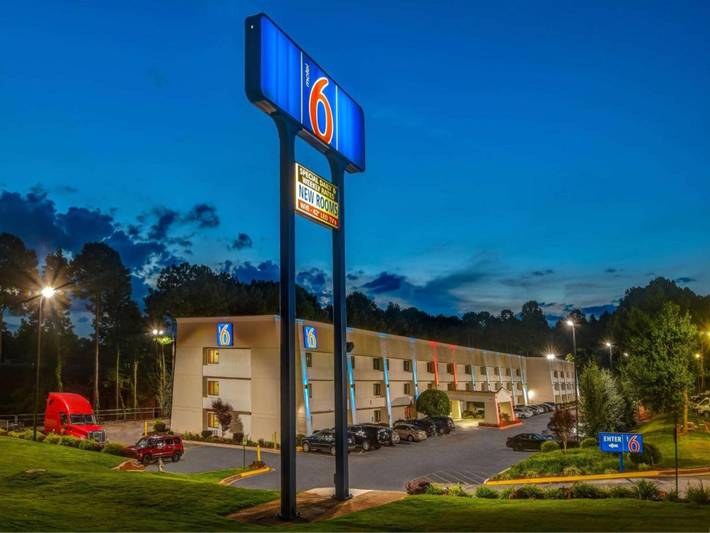 Appartamento intero, 1 letto matrimoniale king size | Mobilità | Vasca da bagno | Affumicato in Norcross, Contea di Gwinnett