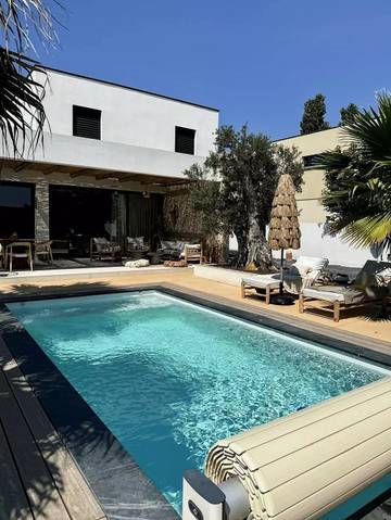 Location de vacances pour 4 personnes, avec vue ainsi que piscine et jardin à Saint-Laurent-d'Aigouze
