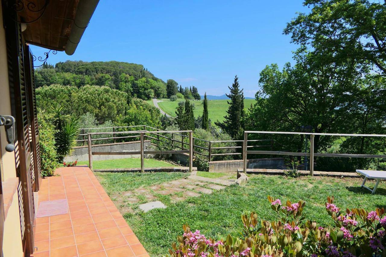 Isa-Chalet Elena in Montescudaio, with air conditioning, on the ground floor with fenced garden in Montescudaio, Etruskische Küste