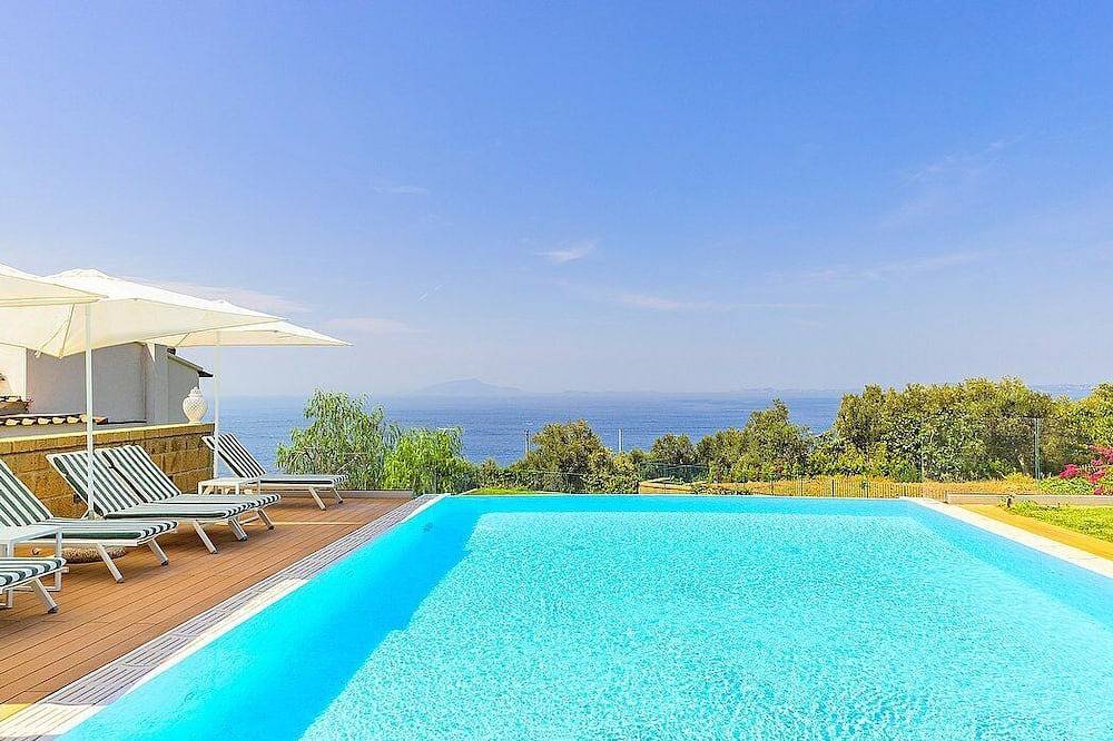 Villa Auralia Grande: Un'incantevole e luminosa villa storica su due piani circondata da un giardino di aranci e limoni. in Massa Lubrense, Napoli e dintorni