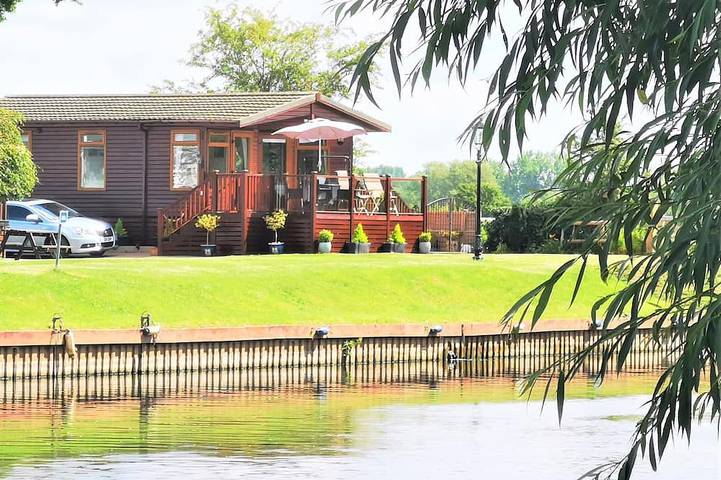 Riverside Wooden Lodge with amazing views of the River Avon, Stratford-upon-Avon in Stratford upon Avon, Warwickshire