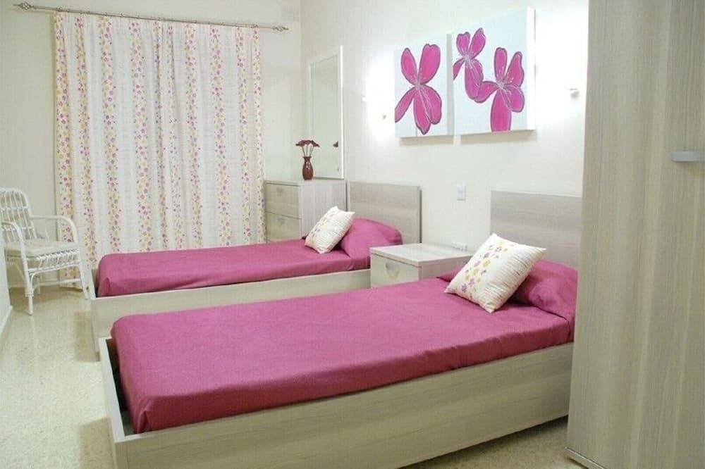 Ganze Wohnung, Superb villa 3, inviting pool and spacious outside space.Fully airconditioned. in il-Mellieha, Mellieha
