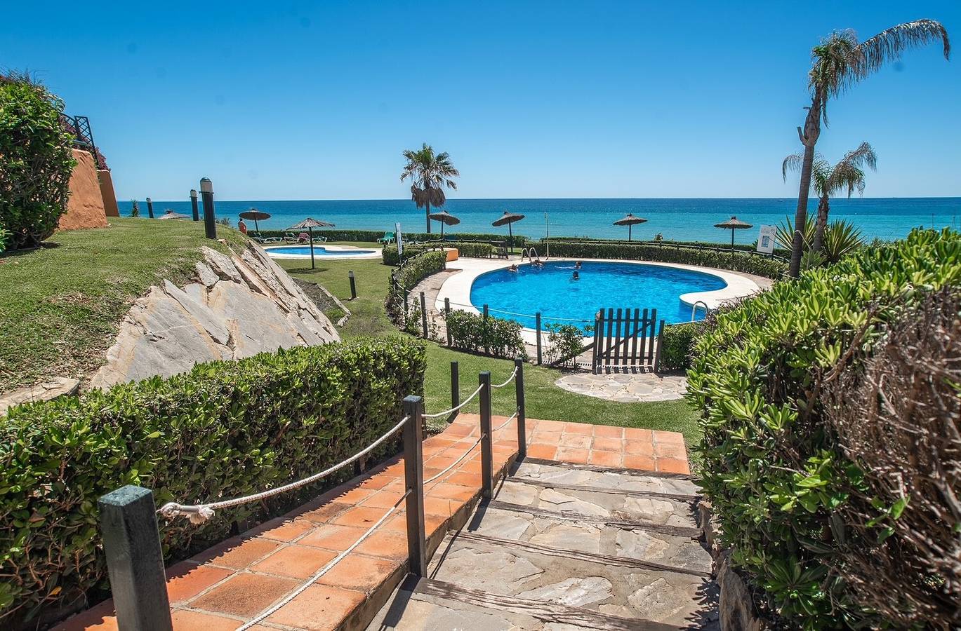 Appartement entier, Appartement "Fantastic Beachfront" avec vue sur la mer, Wi-Fi et climatisation in Buenas Noches, Estepona