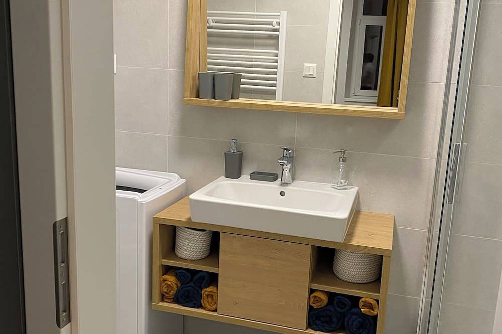 Entire apartment, Chic 1-bedroom apartment with Ac, Wifi close to Bratislava's downtown in Bratislava, Bratislava region