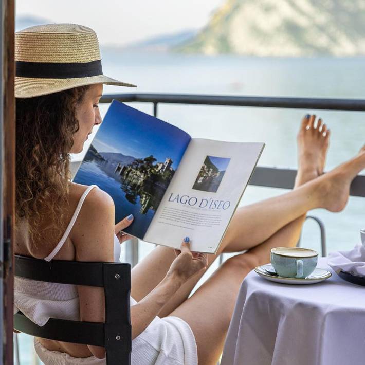 Hôtel pour 3 personnes, avec Balcon et Terrasse ainsi que Jardin et Vue sur le lac à Monte Isola