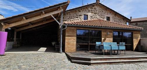 Location de vacances pour 7 personnes, avec vue ainsi que terrasse et piscine à Usson-en-Forez